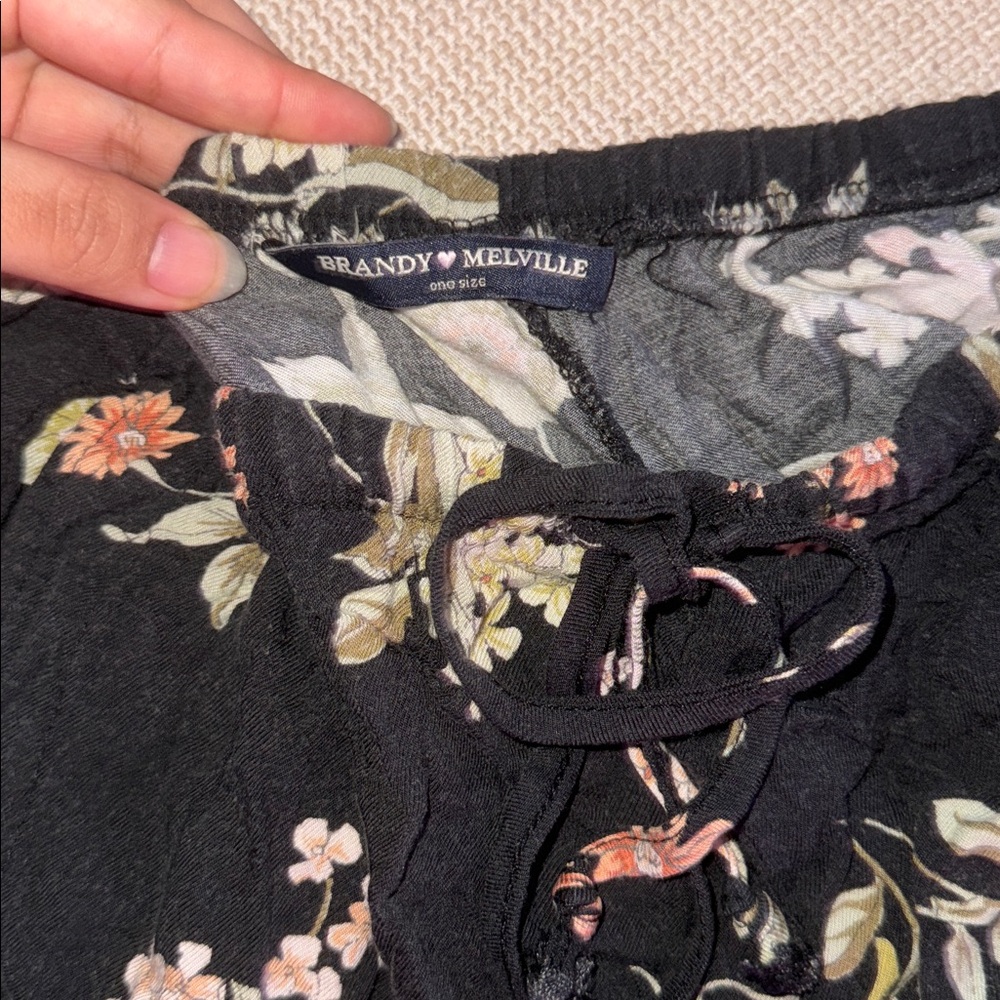 Brandy Melville Stretchy Floral Shorts - Picture 4 of 7
